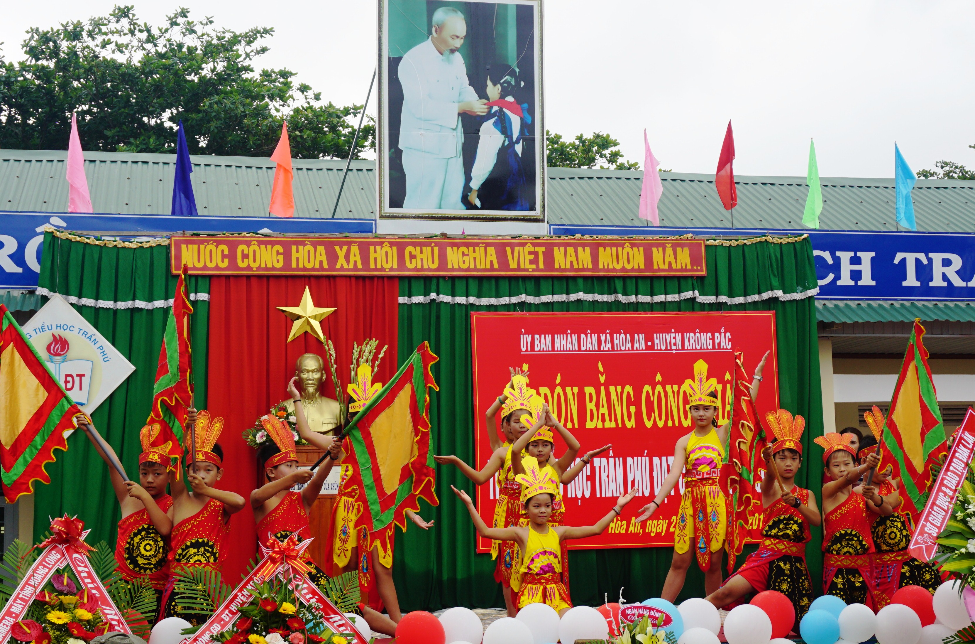 Trường Tiểu học Trần Phú đón Bằng công nhận trường chuẩn Quốc gia